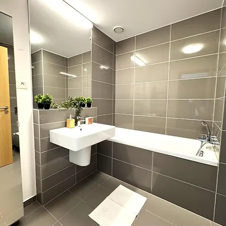 New In Old Town Danube View Apartmán