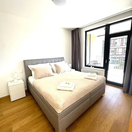 New In Old Town Danube View Apartmán